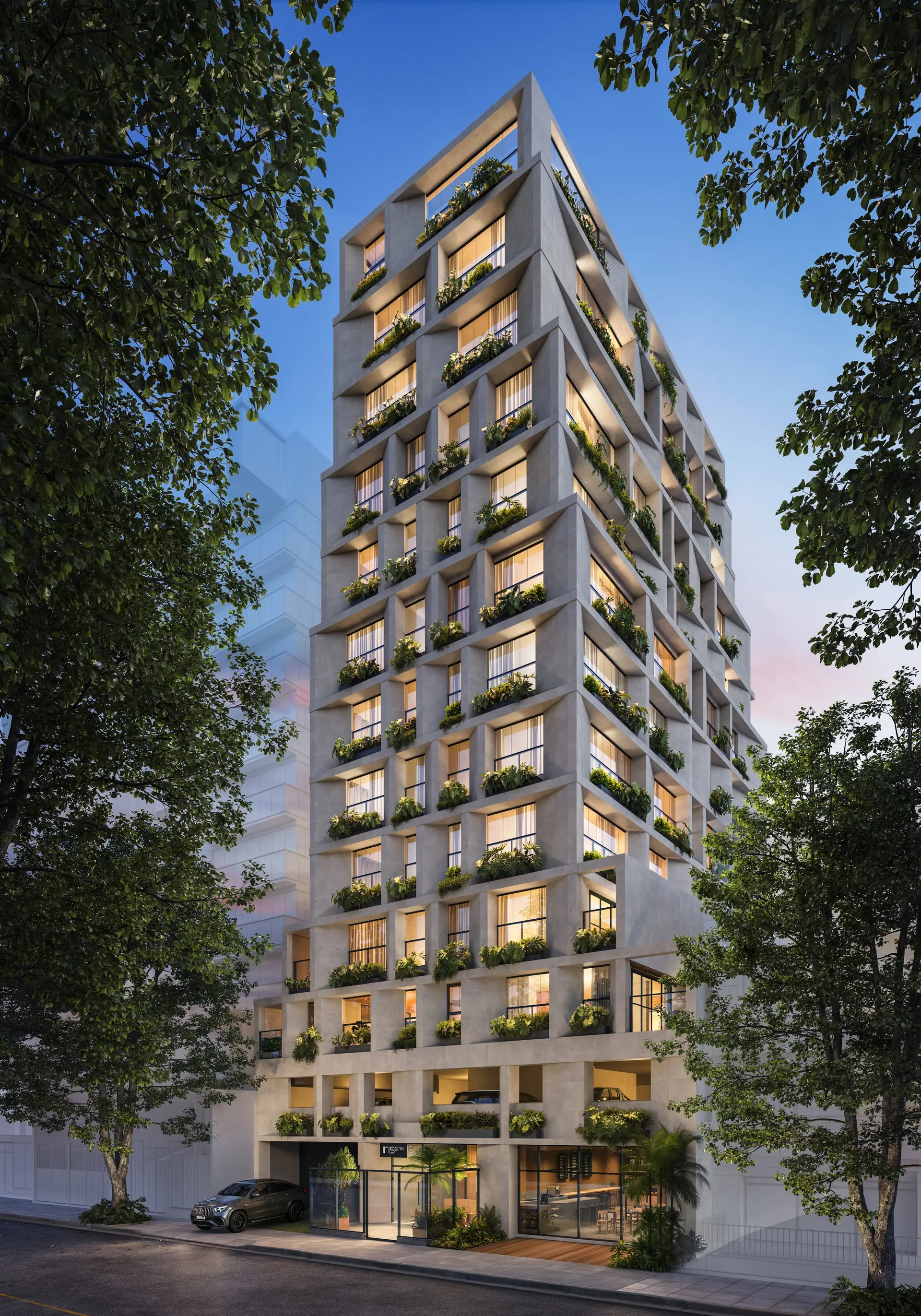 Fachada do edifício IRIS@786, uma torre contemporânea de linhas escultóricas com sacadas ajardinadas, ao entardecer, na Praia do Canto em Vitória.