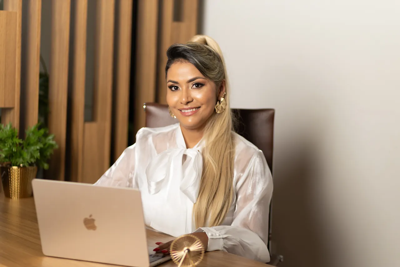 Márcia Carneiro em atendimento no escritório da MC Imóveis.