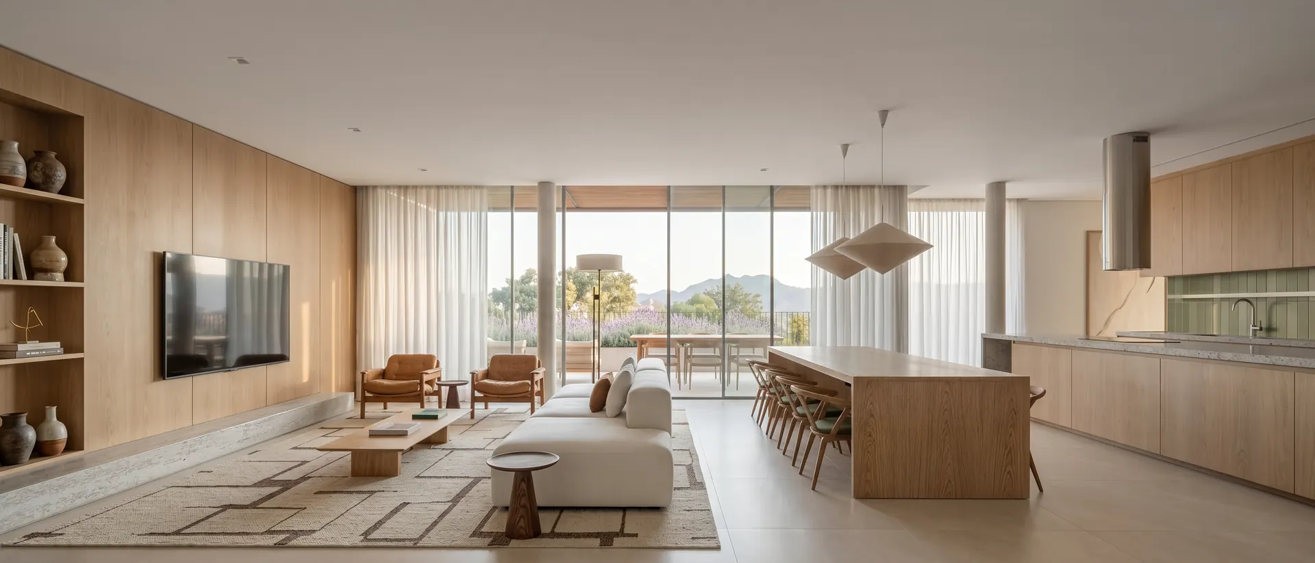 Sala de estar e jantar integradas da casa Tenuto, com marcenaria em madeira clara e pé-direito alto.